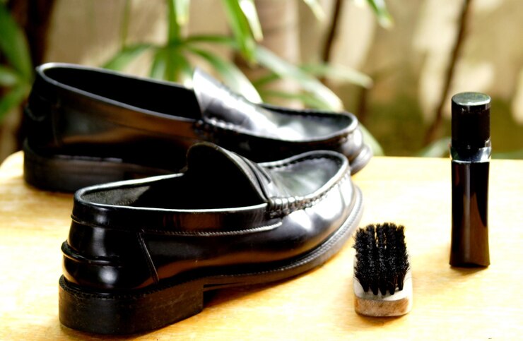 فروش عمده واکس کفش بی‌رنگ و مشکی | راهنمای خرید واکس باکیفیت برای براقیت و محافظت از انواع کفش